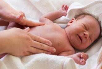 Huda kolika pri novorojenčku: kaj storiti, ko mine